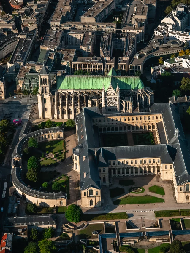 Valentin Pacaut / Los Exploradores2021, Los Exploradores, Francia, helicóptero, Ile de France, Saint-Denis, Basilique Cathédrale de Saint-Denis, Parc de la Légion d'Honneur