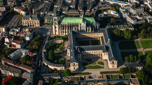 Valentin Pacaut / Los Exploradores2021, Los Exploradores, Francia, helicóptero, Ile de France, Saint-Denis, Basilique Cathédrale de Saint-Denis, Parc de la Légion d'Honneur