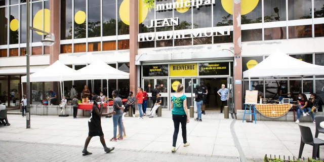 Segunda jornada del JeuneStival, organizado por un grupo de jóvenes Courneuvien.ne.s, Houdrmont y la Maison des Jonglages, en el centro cultural Jean-Houdrmeont y la plaza de la Fraternité, el 3 de julio de 2021.