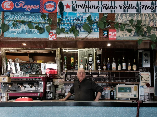 Saint-Ouen, Seine-Saint-Denis, le mercredi 17 avril 2024. Dans le bar mythique l'Olympic, Akli le patron derrière son bar. Non loin du stade Bauer.